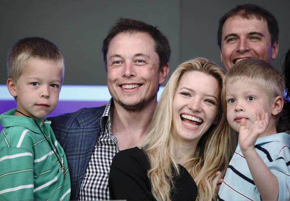 Elon Musk en junio de 2010 con su pareja en ese momento, Talulah Riley, y los mellizos de 6 años Griffin y Xavier, fruto de su primer matrimonio con Justine Musk (con la que ha tenido seis hijos; el primero murió a las pocas semanas de nacer). |