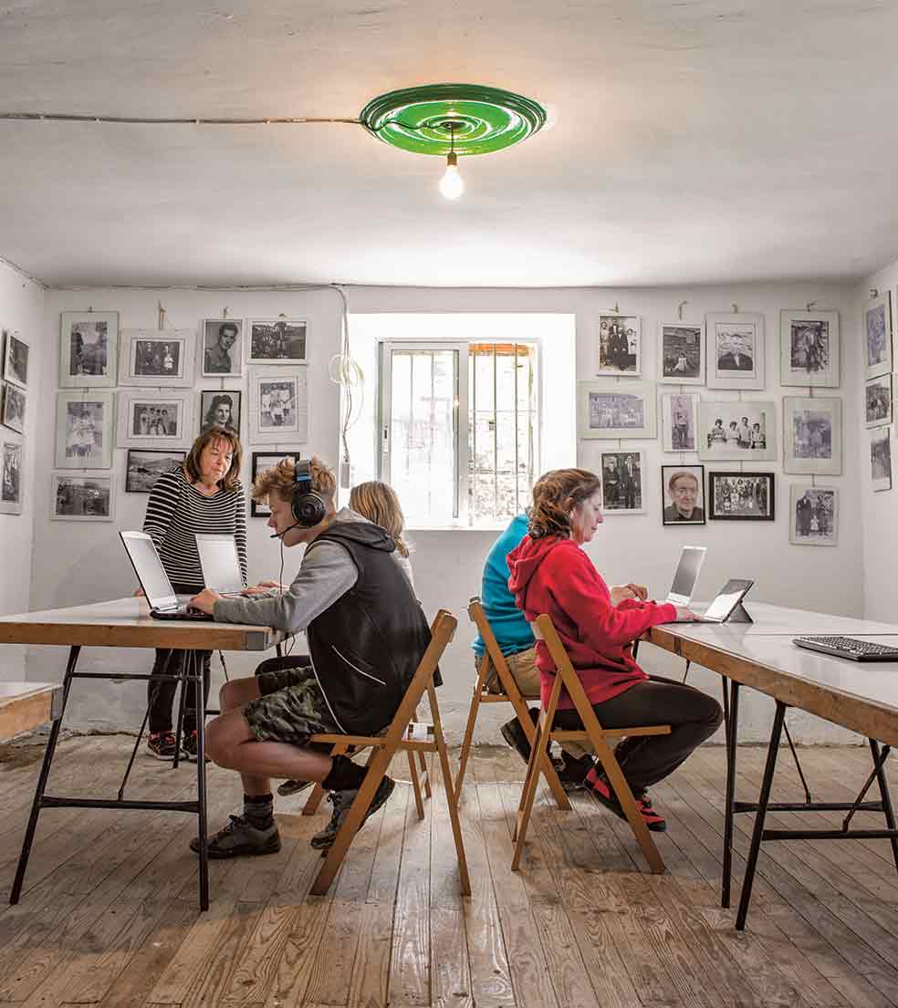 En el edificio de piedra que albergó tanto la escuela como la taberna (que regentaba el marido de la maestra) hay una zona wifi, a la espera de que llegue la fibra.