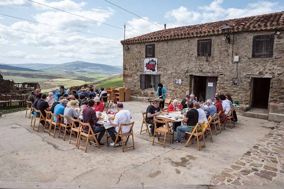 Después de la faena, todos se juntan para comer una paella en la plaza del pueblo, con vistas al valle de Oncala, en las Tierras Altas de Soria, cuyos atardeceres inspiraron al novelista Julio Llamazares.