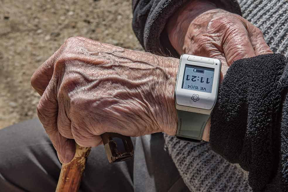 Priscilo Ramos, que de niño fue pastor, aprendió a reparar radios de válvulas por correspondencia y se fabricó su propio televisor. Hoy lleva un reloj de teleasistencia.