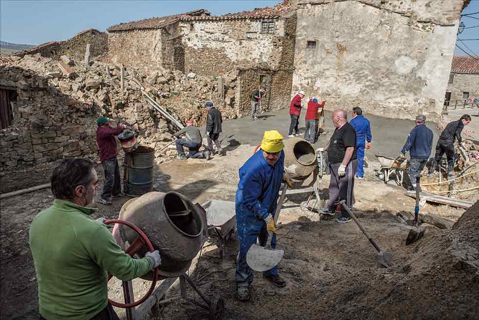 Tres generaciones participan en la cimentación del nuevo local social, que tendrá espacios de coworking y coliving para atraer a teletrabajadores.