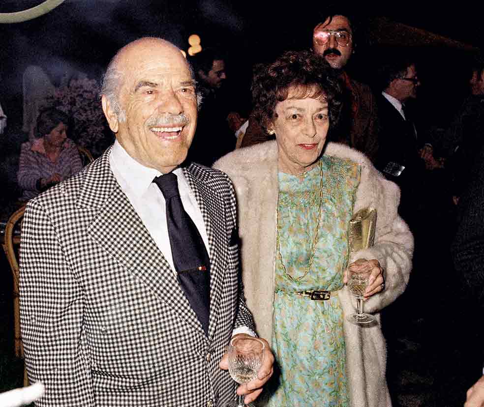 A Frank Capra no le gustaba recordar su origen italiano ni sus primeros años de penurias y apenas viajó a su país natal. En 1977, sin embargo, con 80 años y tras tres lustros alejado de los rodajes, asistió con su segunda mujer, Lucille Wayner Reyburn, a esta fiesta en Roma. Organizada por Sergio Leone, Kirk Douglas o Michelangelo Antonioni también estaban entre los invitados.