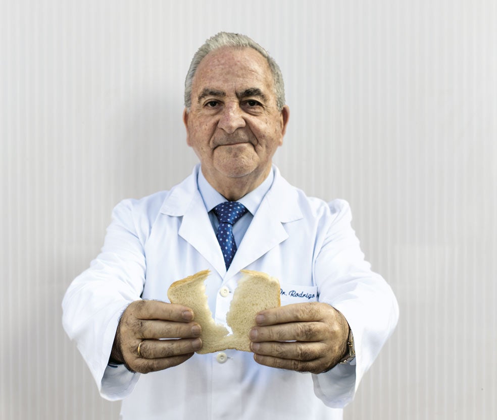 Luis Rodrigo Sáez, uno de los grandes expertos españoles en celiaquía, recomienda retirar el gluten ante cualquier trastorno neurológico. «Es un tratamiento inocuo que puede mejorar la evolución de muchas de esas patologías», asegura.