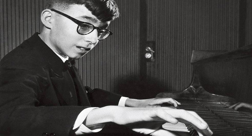 João Carlos Martins de pequeño. Fotografía del libro “João Carlos Martins” Reproducción/Archivo personal. Dos semanas después de recibir el piano como regalo, el niño ya estaba tocando un pequeño concierto. «No recuerdo haber estudiado piano, recuerdo haber tocado el piano», narra el músico.