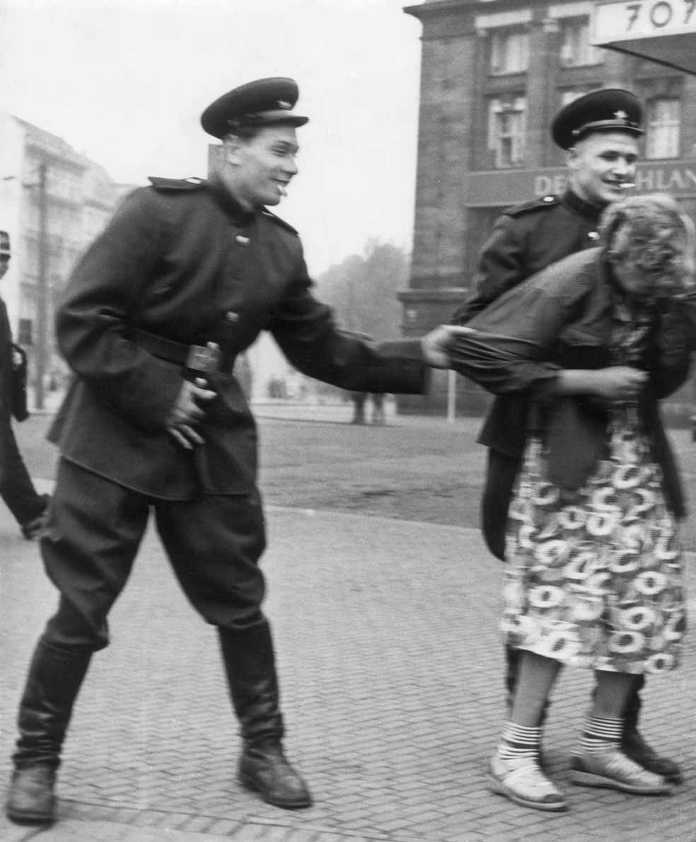 Dos soldados rusos acosan sexualmente a una mujer en Leipzig, hacia 1945. |