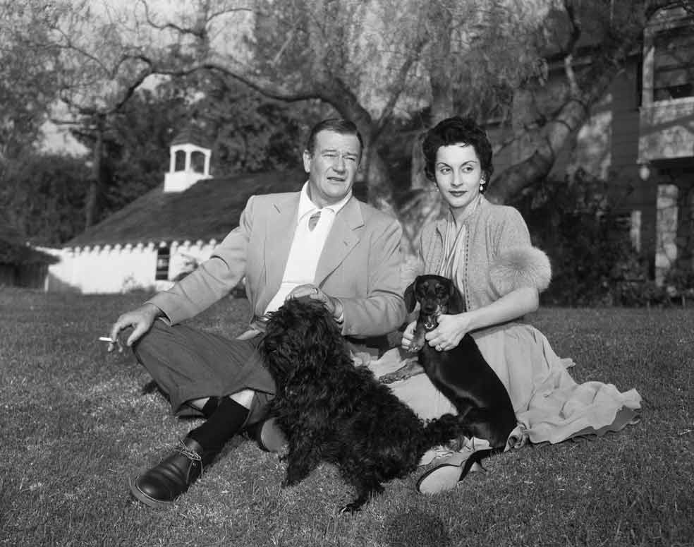 Su tercera mujer fue Pilar Pallete. La conoció en Latinoamérica y le gustó que ella, una peruana más joven que él, ignorara quién era John Wayne. Pilar fue su viuda. Él era un respetable padre de familia de siete hijos, pero también tuvo sus aventuras.