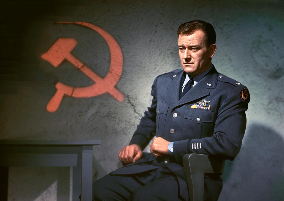 Era partidario de la guerra de Vietnam, pero él se libró de ser alistado alegando una lesión de oído. Esa reticencia a ir al frente fue una losa en su vida: lo acusaron de hipócrita y de aprovechar, además, la ausencia de otros actores que sí fueron a la guerra para copar las carteleras. Aquí, fotograma de Jet Pilot, 1957, película en la que comparte protagonismo con Janet Leigh.