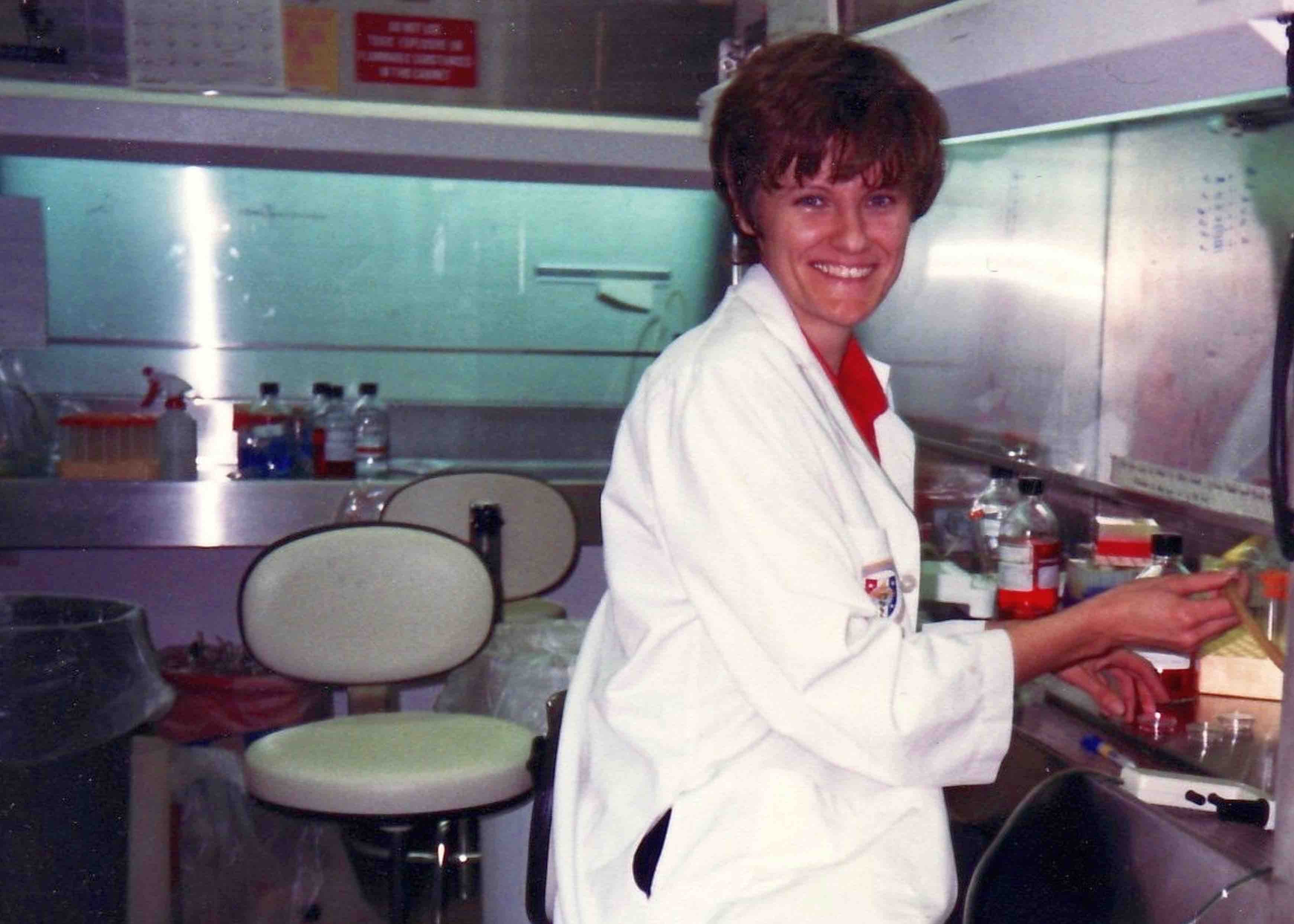 Karikó en su laboratorio cuando, cuenta, su salario no le daba ni para pagar el alquiler. Pero nunca desesperó ni abandonó su línea de investigación.