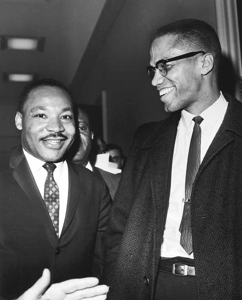 Malcolm y Luther King solo coincidieron una vez, el 26 de marzo de 1964, en Washington, donde asistieron al debate sobre la Ley de Derechos Civiles, promulgada tres meses después. Se vieron apenas un minuto. Tenían opiniones distintas sobre cómo luchar por los derechos de los negros. Malcolm X llamaba a la rebelión contra la dominación de los blancos. King defendía por medios pacíficos la convivencia entre negros y blancos.