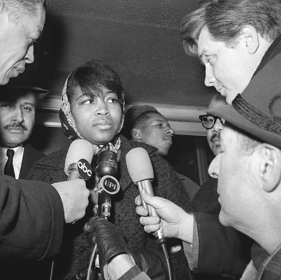 Nacida en Detroit, Betty Shabazz –o Betty X– se formó como enfermera en Nueva York. Allí conoció a Malcolm X, se unió a la Nación del Islam en 1956 y se casaron dos años después. Murió en 1997, por las quemaduras que sufrió en un incendio en su apartamento del Bronx, provocado por su nieto de diez años.