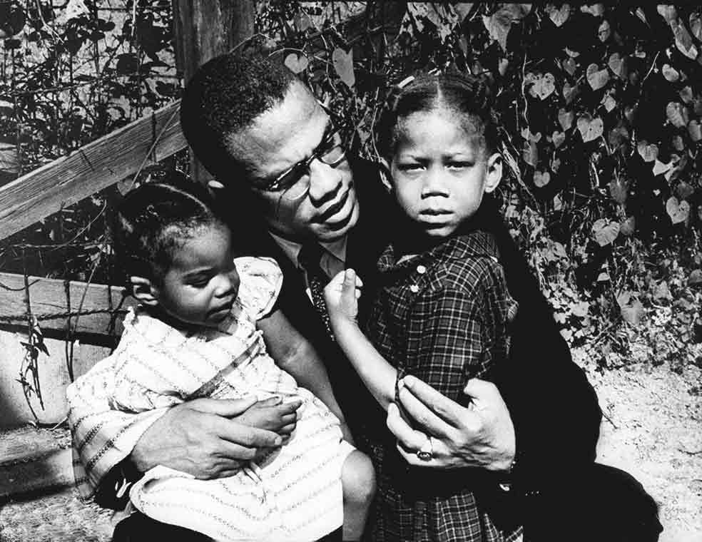 Malcolm X con las pequeñas Attallah (dcha.) y Qubilah. Él y su esposa, Betty Shabazz tuvieron seis hijas. En 2017, cinco de ellas lanzaron una línea de ropa en homenaje a su difunto padre..