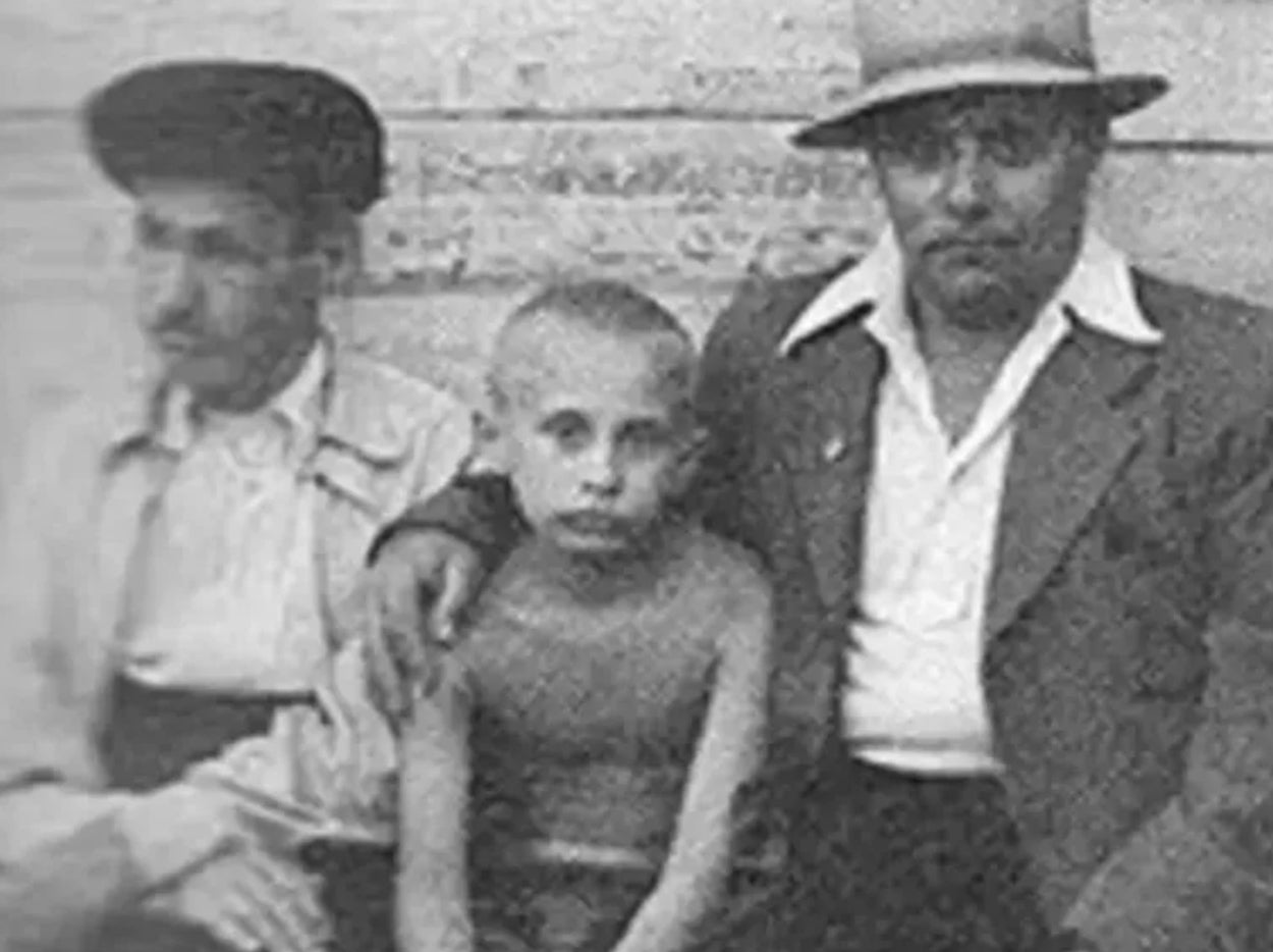 Una foto de origen sin determinar que muestra a Putin, de niño, con su padre (a la derecha), y con su abuelo.