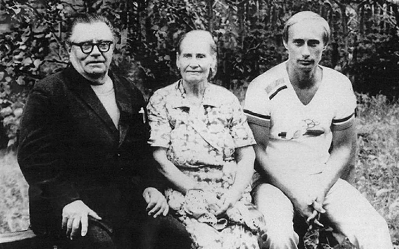 Putin con sus padres en 1985, en una imagen difundida por el Kremlin.