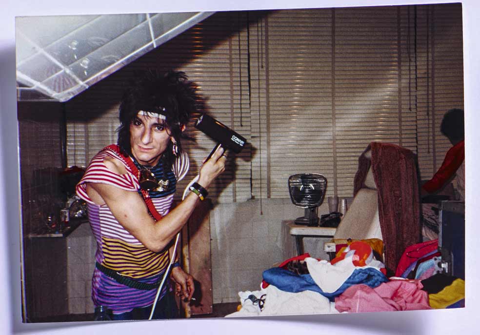 Ron modelando su célebre cardado. «Le encantaba peinarse. Él mismo se cortaba el pelo y se lo fi jaba con jugo de limón».