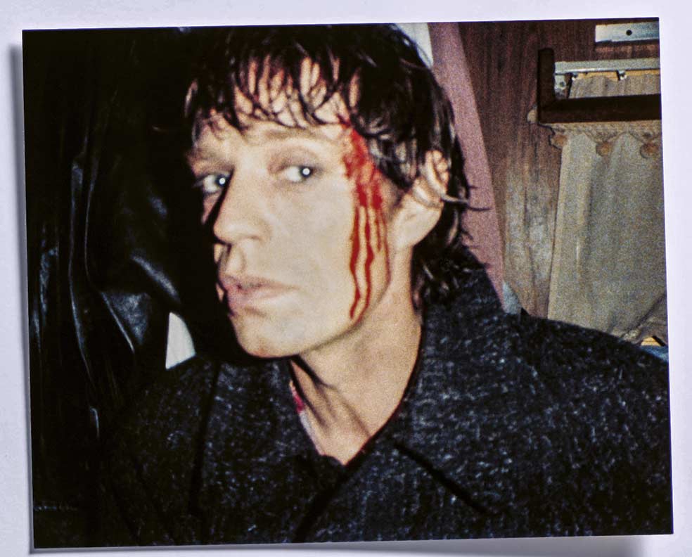 Grabando el videoclip de Too much blood, single del álbum Undercover, en el que Keith Richards y Ron Wood persiguen a Mick Jagger con motosierras.