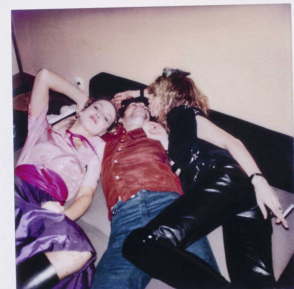 Finales de los setenta. Ron Wood entre su entonces novia, Jo Karslake (futura Jo Wood), a su derecha, y Jerry Hall, pareja de Mick Jagger desde 1977, tras dejar esta a Bryan Ferry –líder de Roxy Music–.