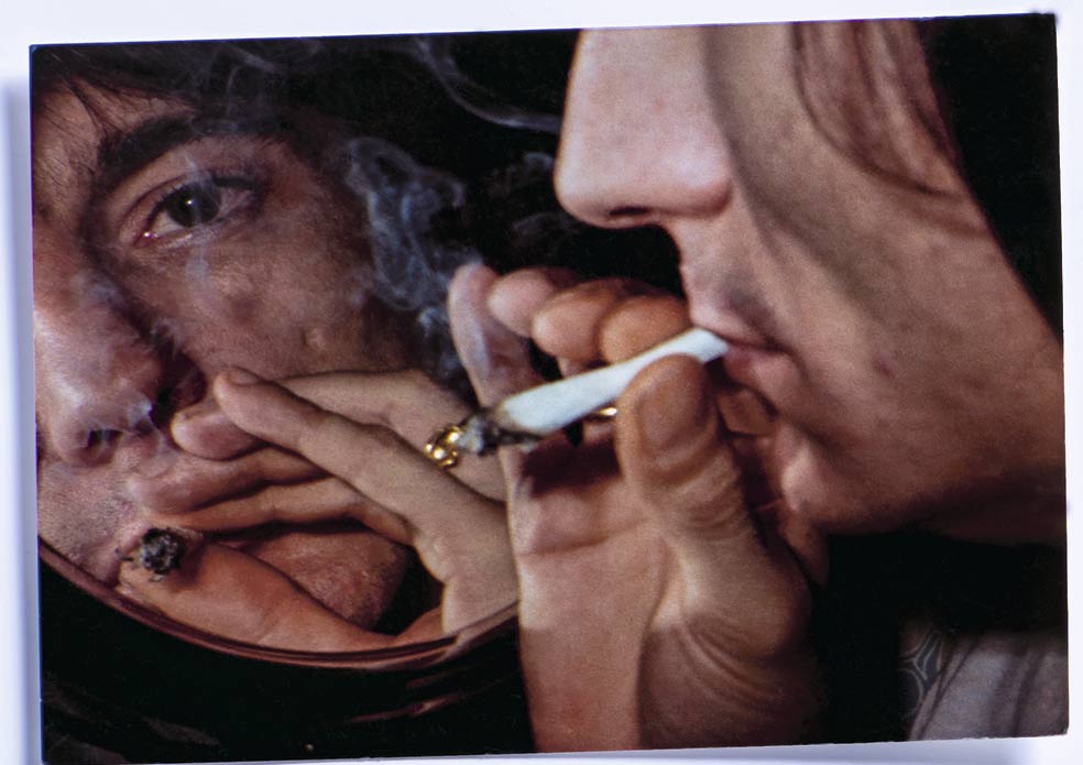 Ron Wood frente al espejo, entre volutas de humo.