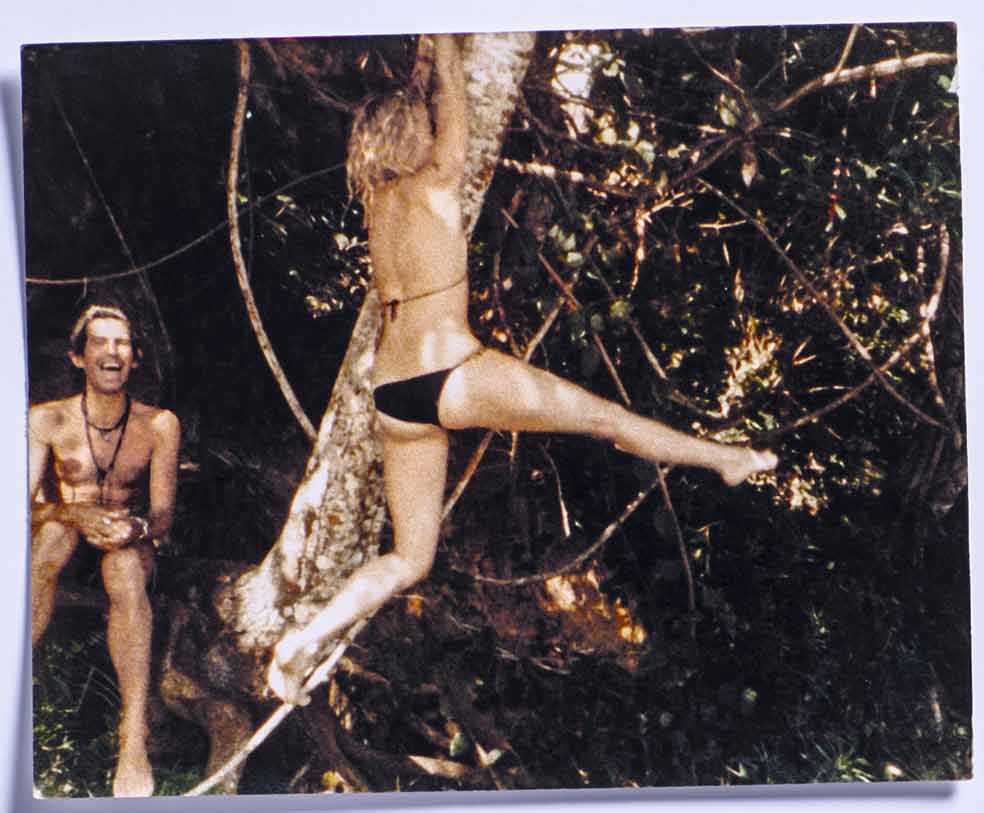 Jamaica fue uno de los destinos favoritos de la banda para pasar sus vacaciones. Eran tiempos en que, más que un grupo, eran una familia. Keith Richards, muerto de risa en la foto, Jo Wood, aferrada esta a un cocotero.