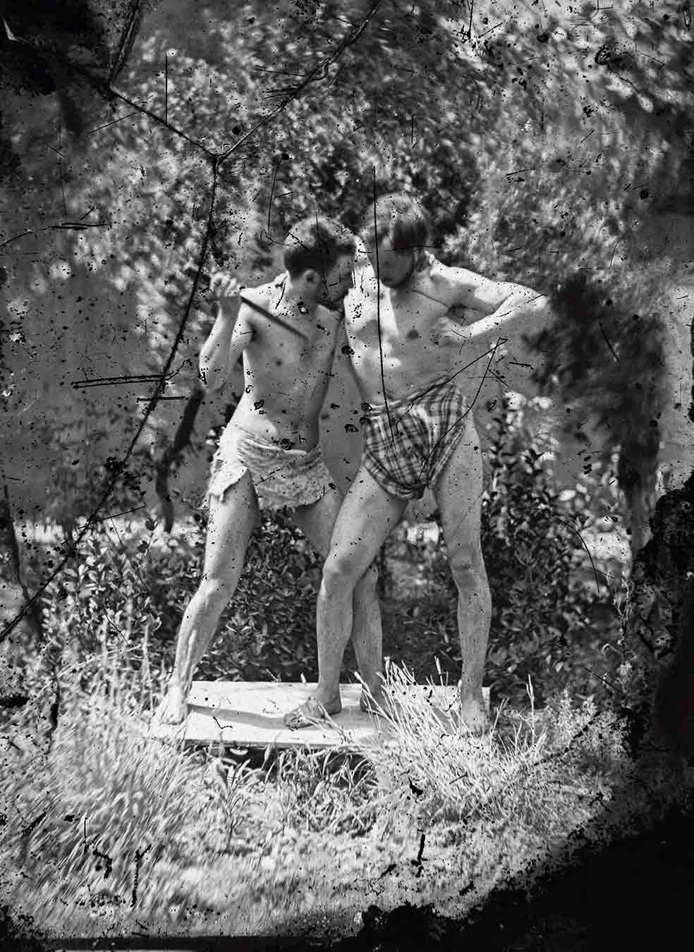 Un chico de ciudad le ganó un pulso. Humillado, se puso a entrenar y se musculó. Era muy perfeccionista. En la foto, Ramón y Cajal jugando con un amigo.