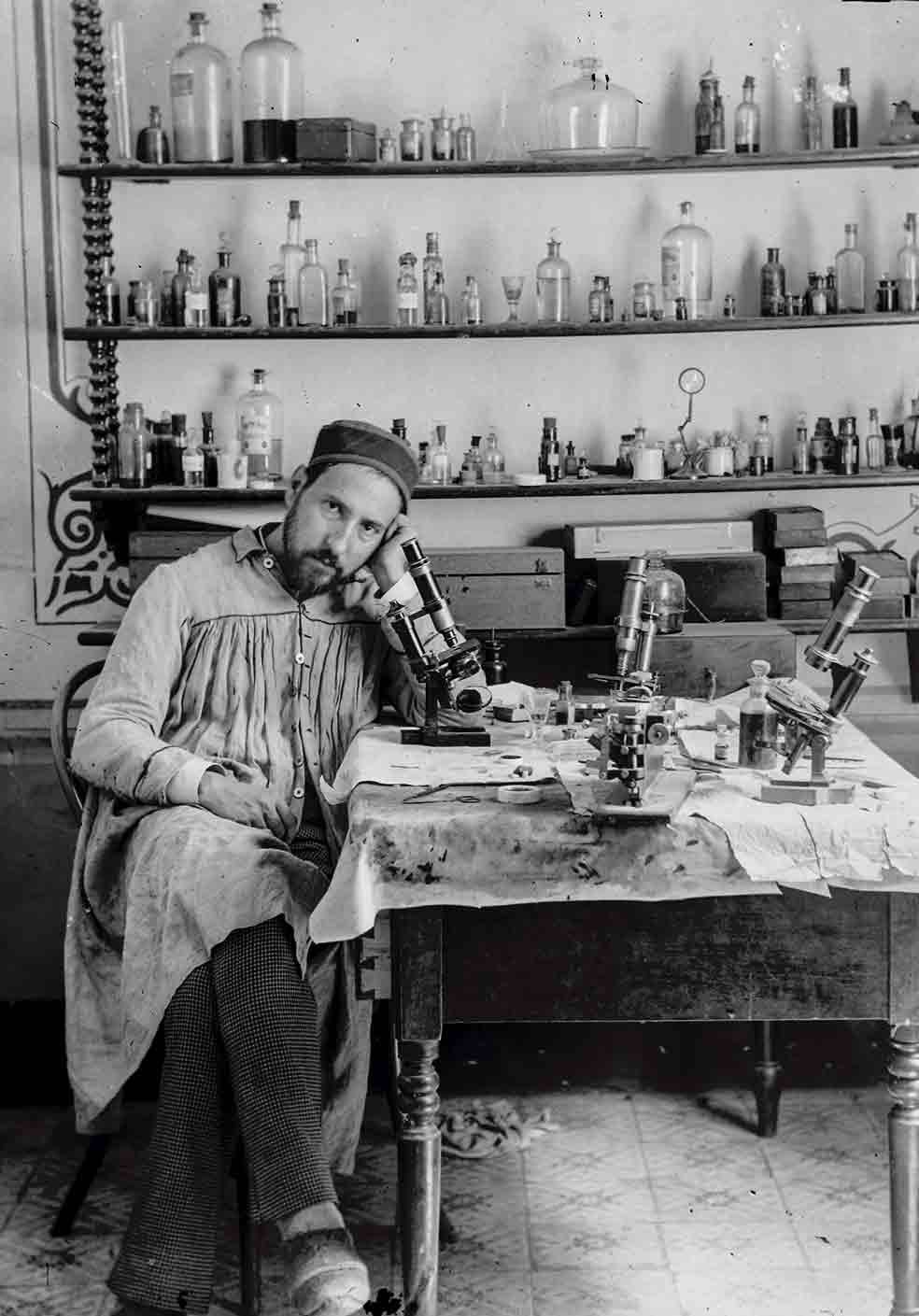 Despuntó por su estudio del sistema nervioso y de las neuronas. En la imagen, en su lugar de trabajo en 1885.