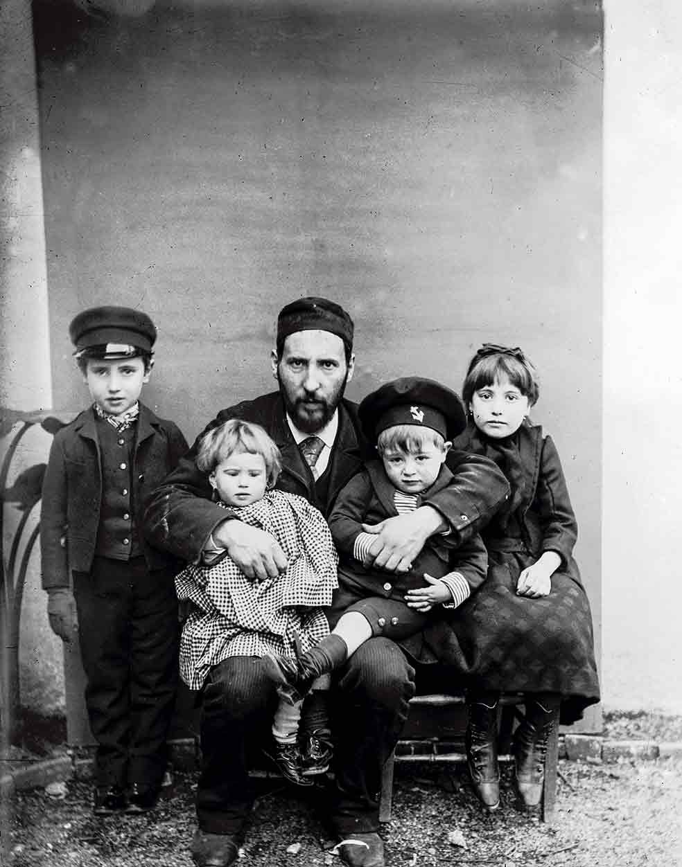 Se casó son Silveria Fañanás. Tuvieron siete hijos. En los partos la hipnotizaba para mitigar el dolor. Aquí, con cuatro de sus niños: Fe, Jorge, Paula y Santiago.