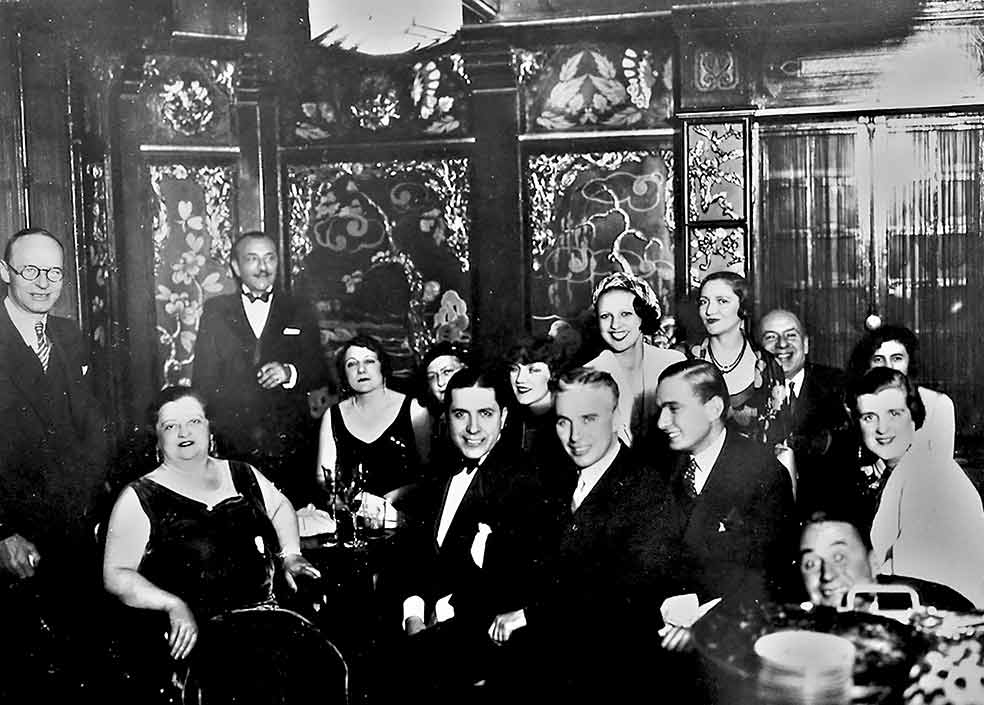 La magnate Sadie Baron (sentada a la izquierda) habría tenido, se cree, un affaire con Gardel. Ella le financió su primera película y le presentó a Chaplin (a la derecha de Gardel), de quien se hizo amigo. Aquí, en Niza en 1931.