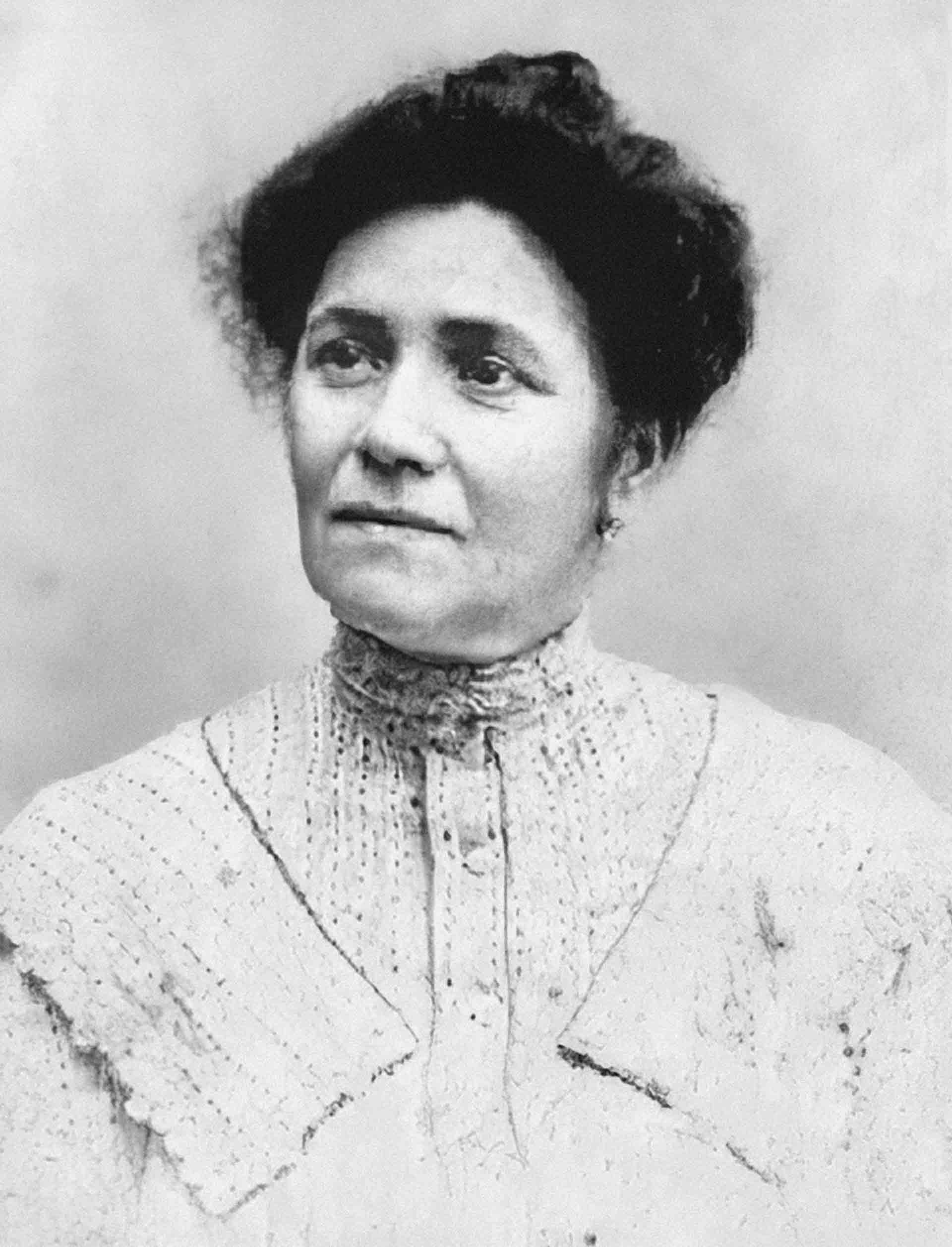 Berthe Gardés era una planchadora francesa y huyó a Buenos Aires para olvidar la deshonra que entonces sufrían las madres solteras. Gardel nunca conoció a su padre, Paul Jean Lasserre, un viajante de artículos de sombrerería con antecedentes delictivos.