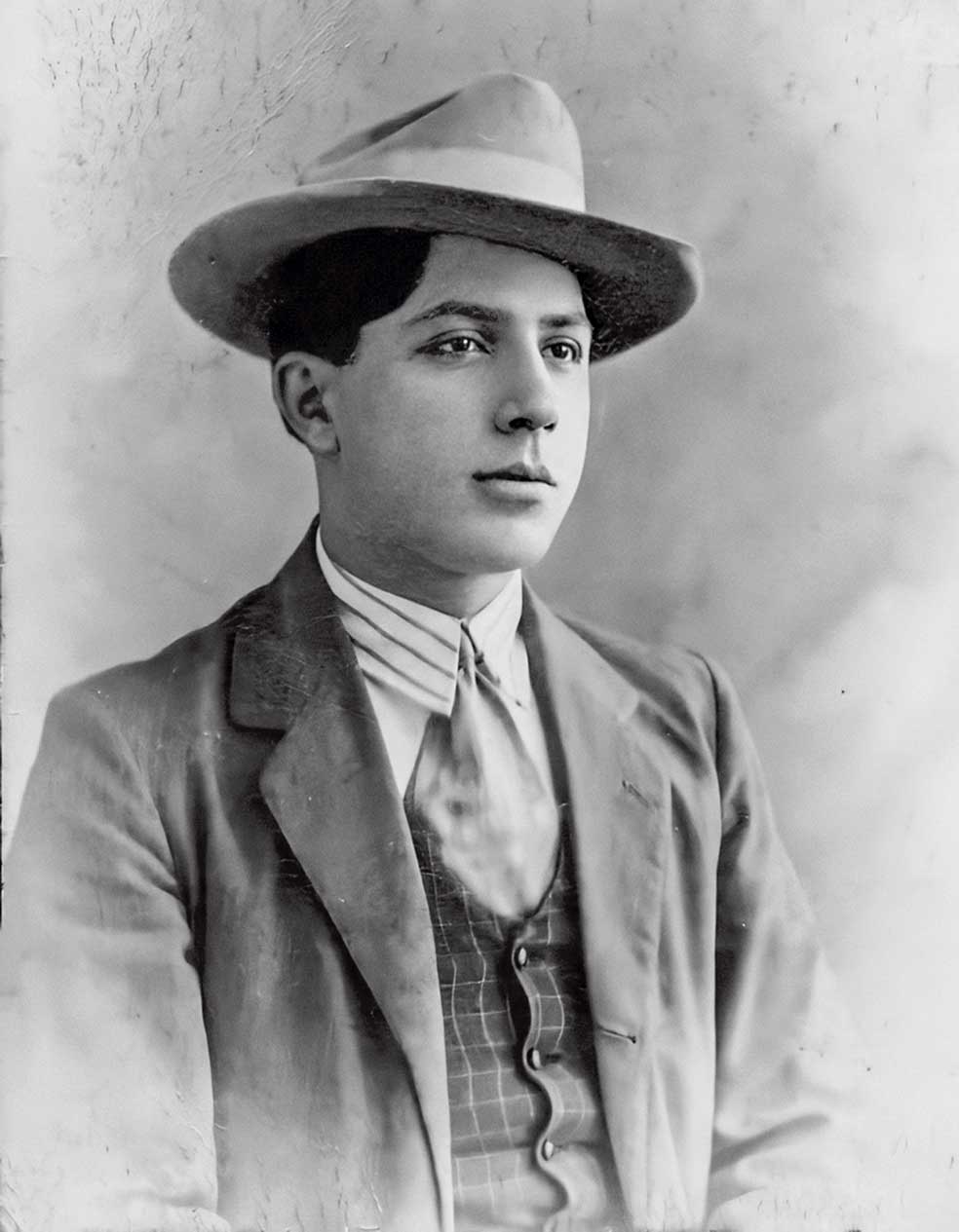 En 1904, a sus 14 años, Gardel dejó los estudios y se alejó de su madre. No se supo de él durante seis años, hasta 1910. Aún hoy se desconoce qué fue de él en aquel período, pero la nueva biografía echa por tierra todas las versiones —infundadas, sostiene Pigna— que desde hace décadas se repiten.