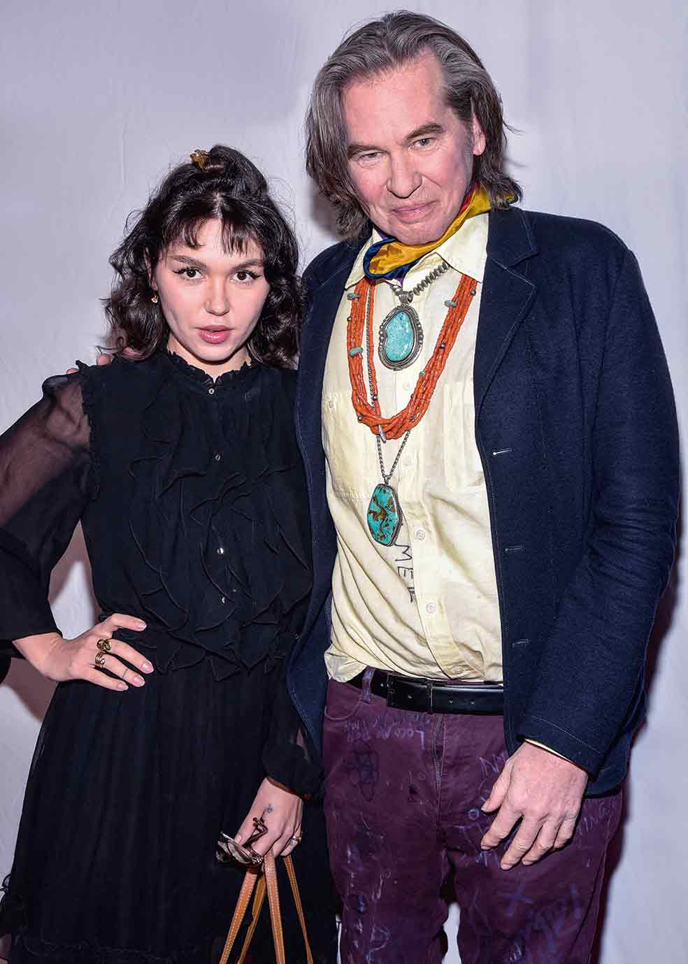 Val Kilmer, en la foto con su hija Mercedes, se sometió en 2015 a una traqueotomía y llevaba siempre pañuelo al cuello. También, un collar de turquesas y coral de su madre, ya fallecida.