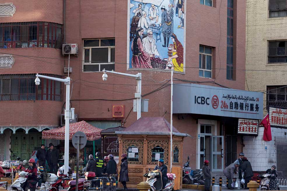 El centro urbano de Kasgar está cubierto hasta el último rincón por cámaras de videovigilancia. Este tipo de seguimiento en las calles se extiende por toda la región.