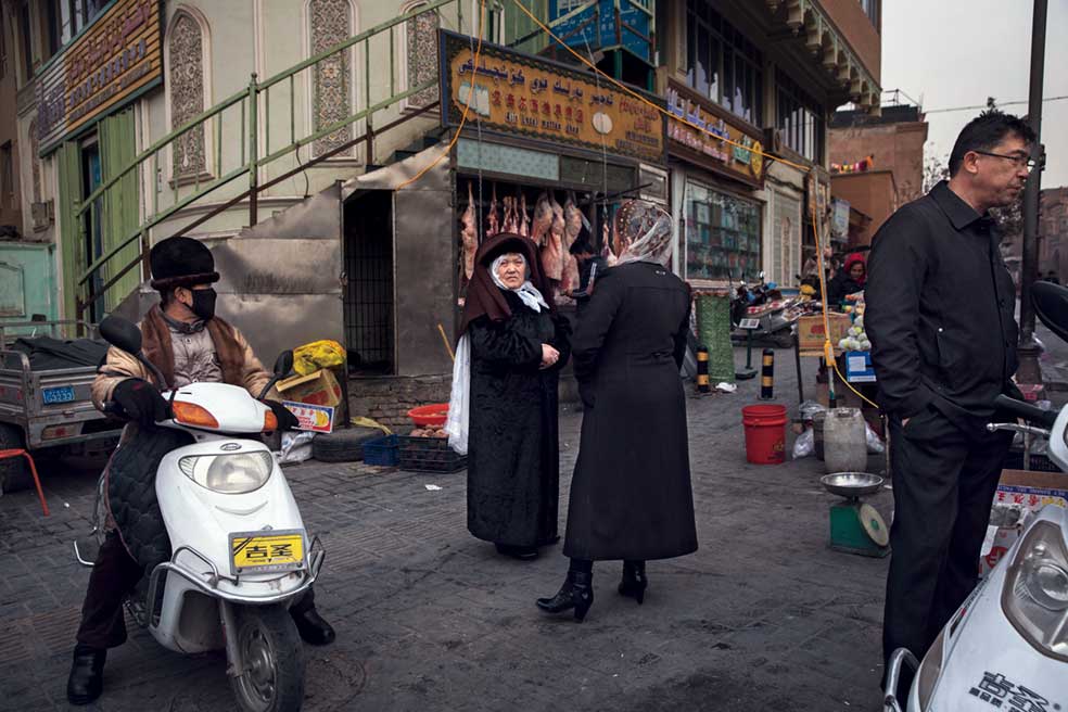 Por si fuera poca la presión de las fuerzas de seguridad, los ciudadanos están obligados a delatar a sus vecinos si observan algo sospechoso, como hablar con un extranjero.