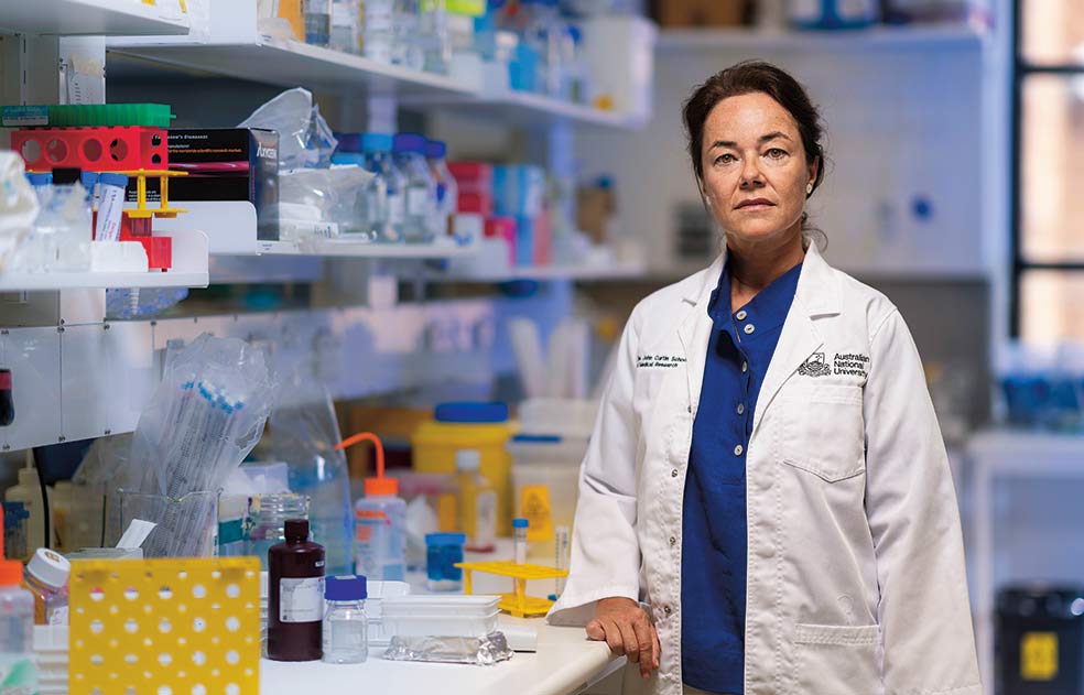 La inmunóloga española Carola García de Vinuesa ha coordinado el estudio publicado por Nature. Era entonces la investigadora principal del Centro de Inmunología Personalizada de Australia. Hoy dirige su propio laboratorio en el Instituto Francis Crick de Londres. El Reino Unido le ha otorgado, además, uno de los mayores honores para un científico: ingresar en la Royal Society.