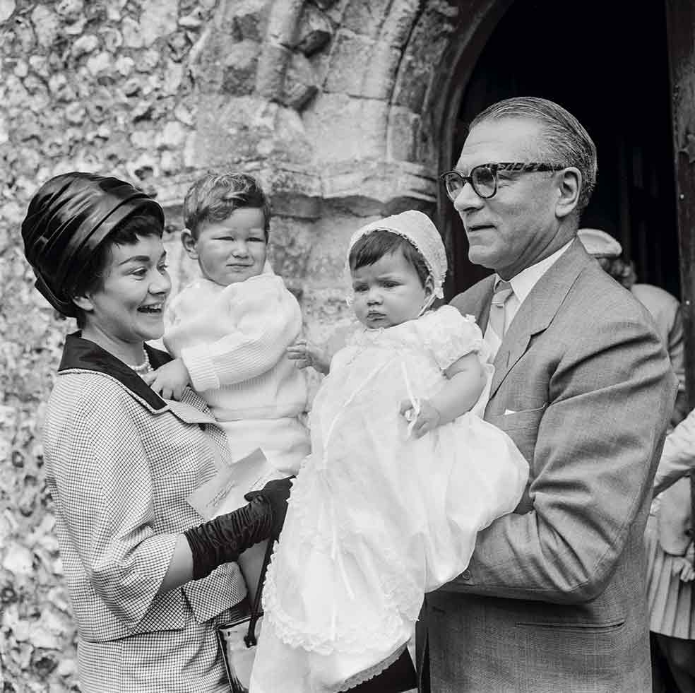 Laurence Olivier con su última mujer, Joan Plowright, en 1963 con dos de sus tres hijos. El actor sobrevivió a Vivien Leigh pero no la olvidó, en los últimos años de su vida veía las películas de ella y decía, entre lágrimas, «eso sí que era amor»