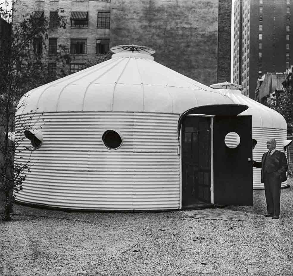 Fuller creó la Dymaxion Deployment Unit utilizando contenedores de grano, de acero, portátiles y conectados entre sí.