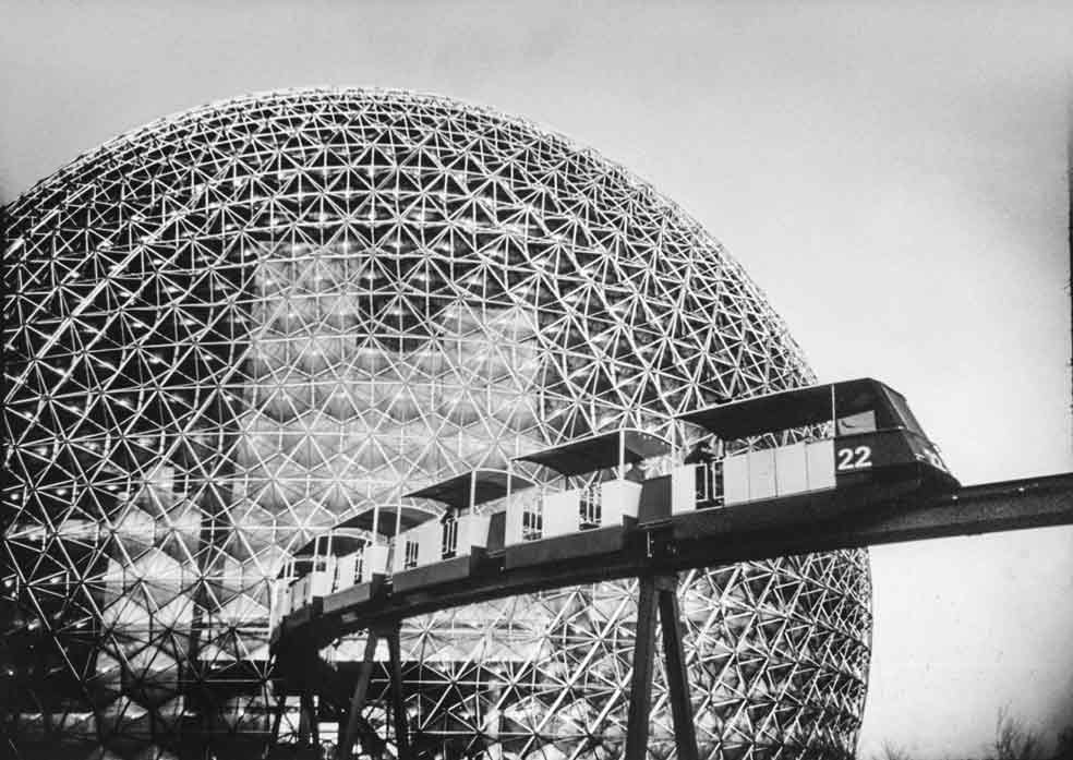 Sus cúpulas geodésicas eran enormes y ligeras. Esta cobijó al pabellón de Estados Unidos en la Exposición Universal de Montreal de 1967.