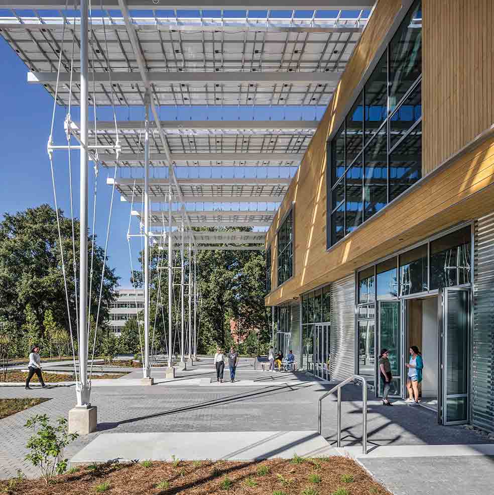 El edificio Kendeda, un innovador espacio académico en el campus de Georgia Tech. Es multidisciplinar, sostenible (se alimenta energéticamente de 900 paneles solares) e incluso alberga un huerto. Lo llaman el 'edificio viviente'.