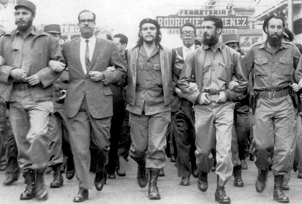 En el extremo izquierdo de la foto está Fidel Castro, mientras que en el centro está el Che Guevara. Es el 5 de marzo de 1960.