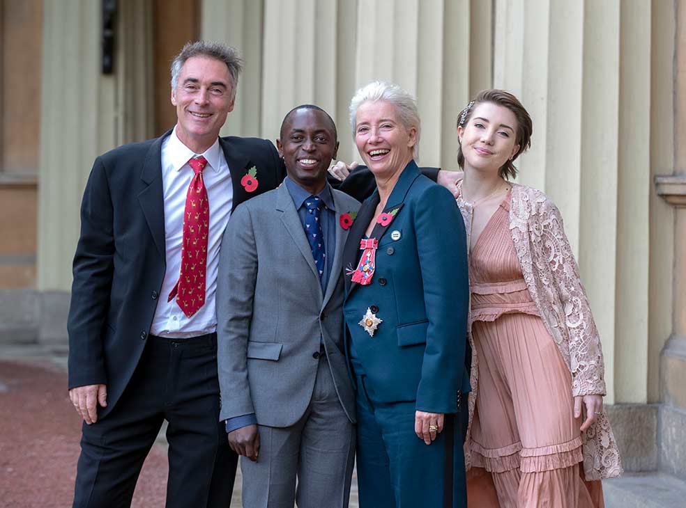 Emma Thompson está casada desde 2003 con el también actor británico Greg Wise, después de divorciarse de Kenneth Branagh. Tienen dos hijos: Gaia, nacida tras una fecundación en vitro cuando la actriz tenía 40 años, como ella misma detalló, y Tindyebwa, al que adoptó en 2003 cuando él tenía 16 años y que fue niño soldado en Ruanda. Con Tindy, ahora licenciado en Ciencias Políticas, lidera diversas iniciativas solidarias.