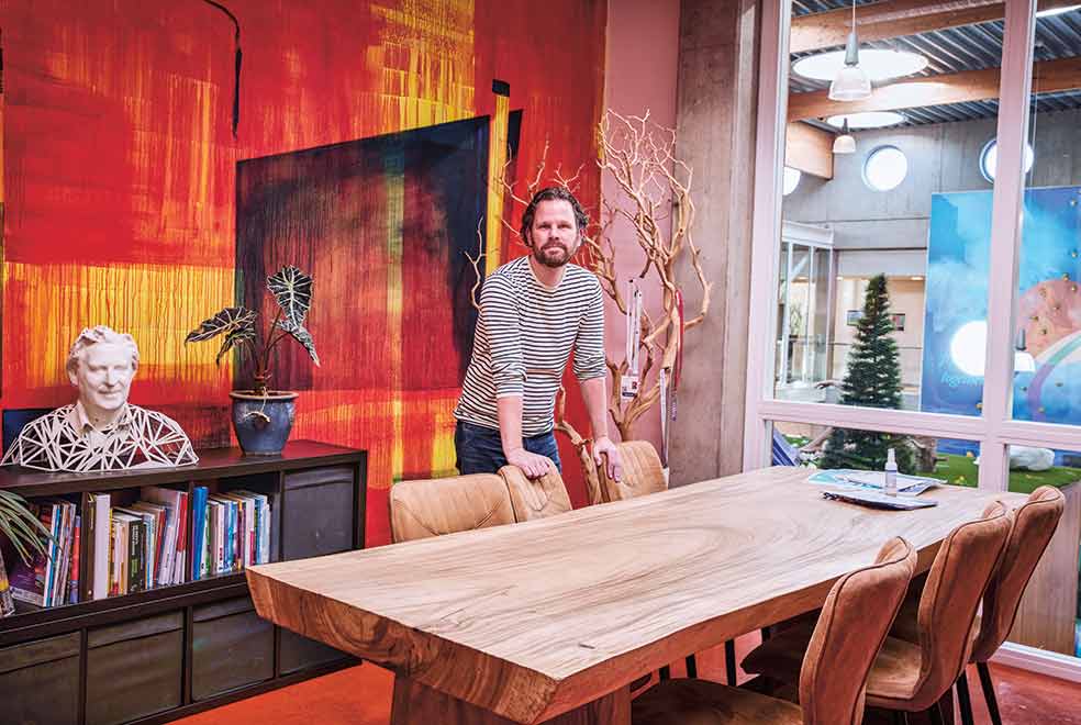 Rob Houben es el gerente del colegio, lo que vendría a ser el director. En la planta baja hay bustos de Homero, Sócrates... «La enseñanza tradicional no tiene nada de malo, pero la aplicamos una vez que el chico está dispuesto a absorberla», explica.