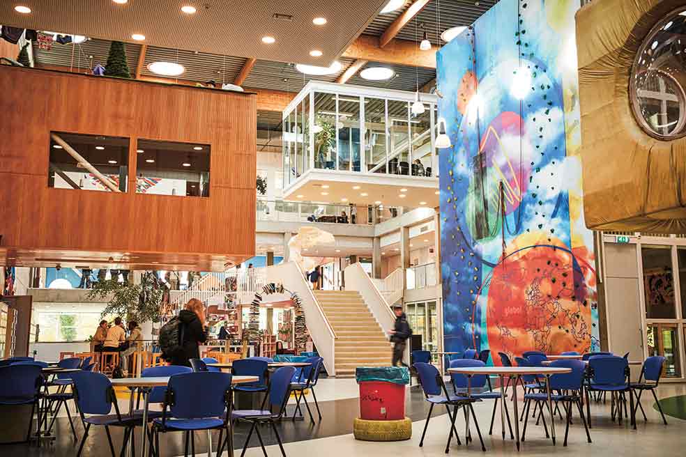 Agora sorprende desde la entrada. En el vestíbulo te encuentras ante un kayak colgado del techo. El interior está construido en torno a un atrio con una pared de escalada (a la derecha). «Queremos un entorno divertido y que plantee preguntas, porque esto último es lo fundamental», dice el gerente.