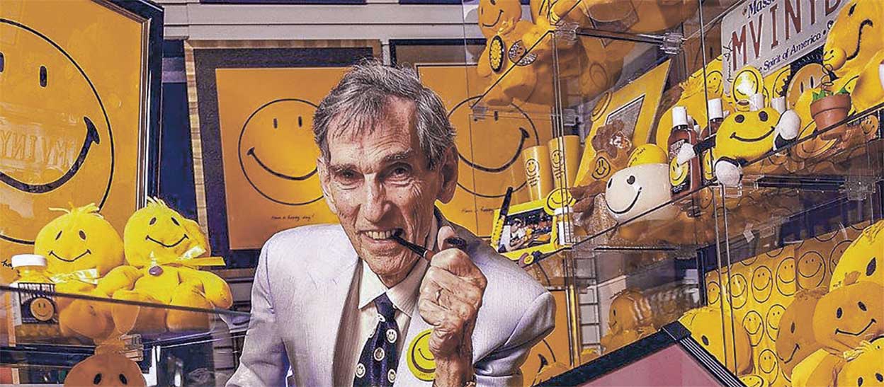 Harvey Ball abrió su propia agencia de publicidad en Worcester en 1959. Tardó diez minutos en trazar la sonrisa de Smiley y en añadirle ojos para que al girarla no se convirtiera en una mueca triste.
