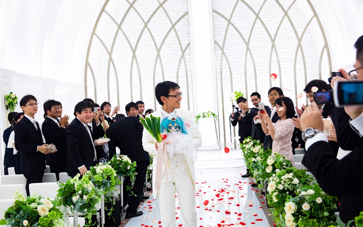 Este hombre, casado con un holograma, se convierte en el primer viudo virtual
