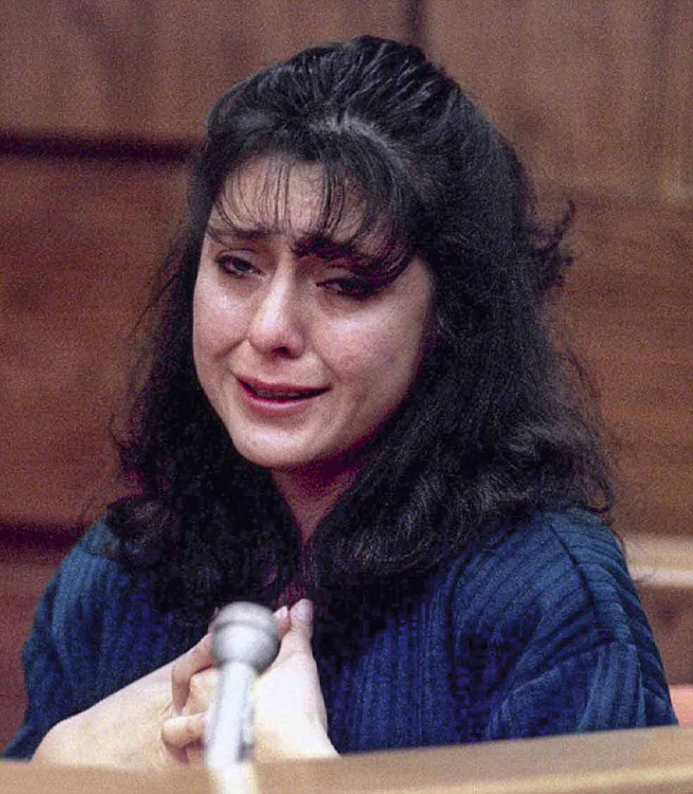 Fuera del tribunal, vendedores ambulantes ofrecían camisetas con la leyenda «Love hurts» (‘El amor duele’) y dulces con forma de pene; dentro, Lorena lloraba delante de los jueces.