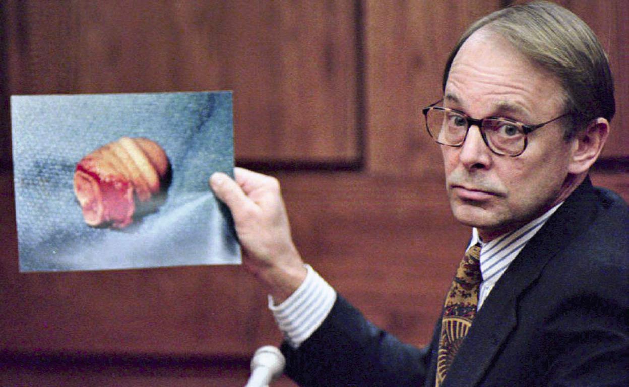 Uno de los forenses muestra el miembro amputado durante el juicio.