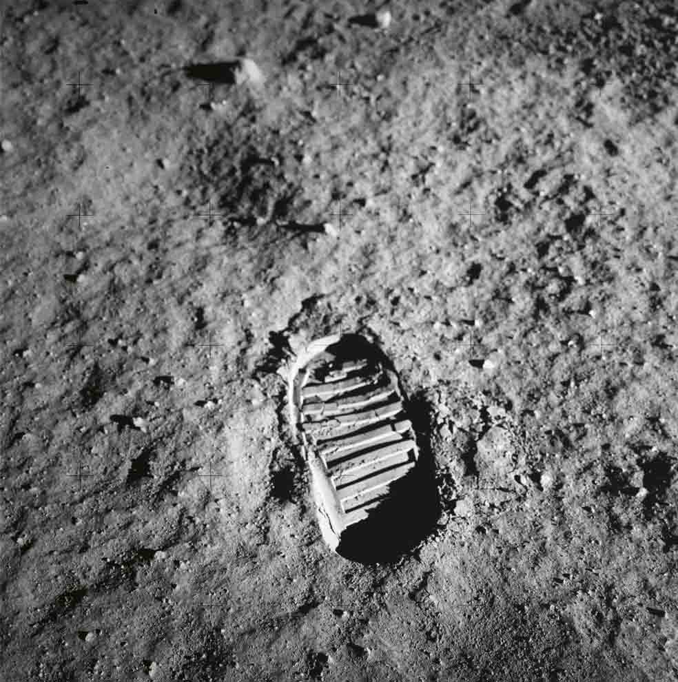 La huella que pasaría a la posteridad. En la luna no hay aire que pueda borrarla, pero, curiosamente, no coincide para nada con la suela de la bota.