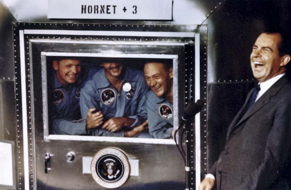 El presidente Nixon saluda a los astronautas en la cámara de descompresión tras regresar de la Luna.