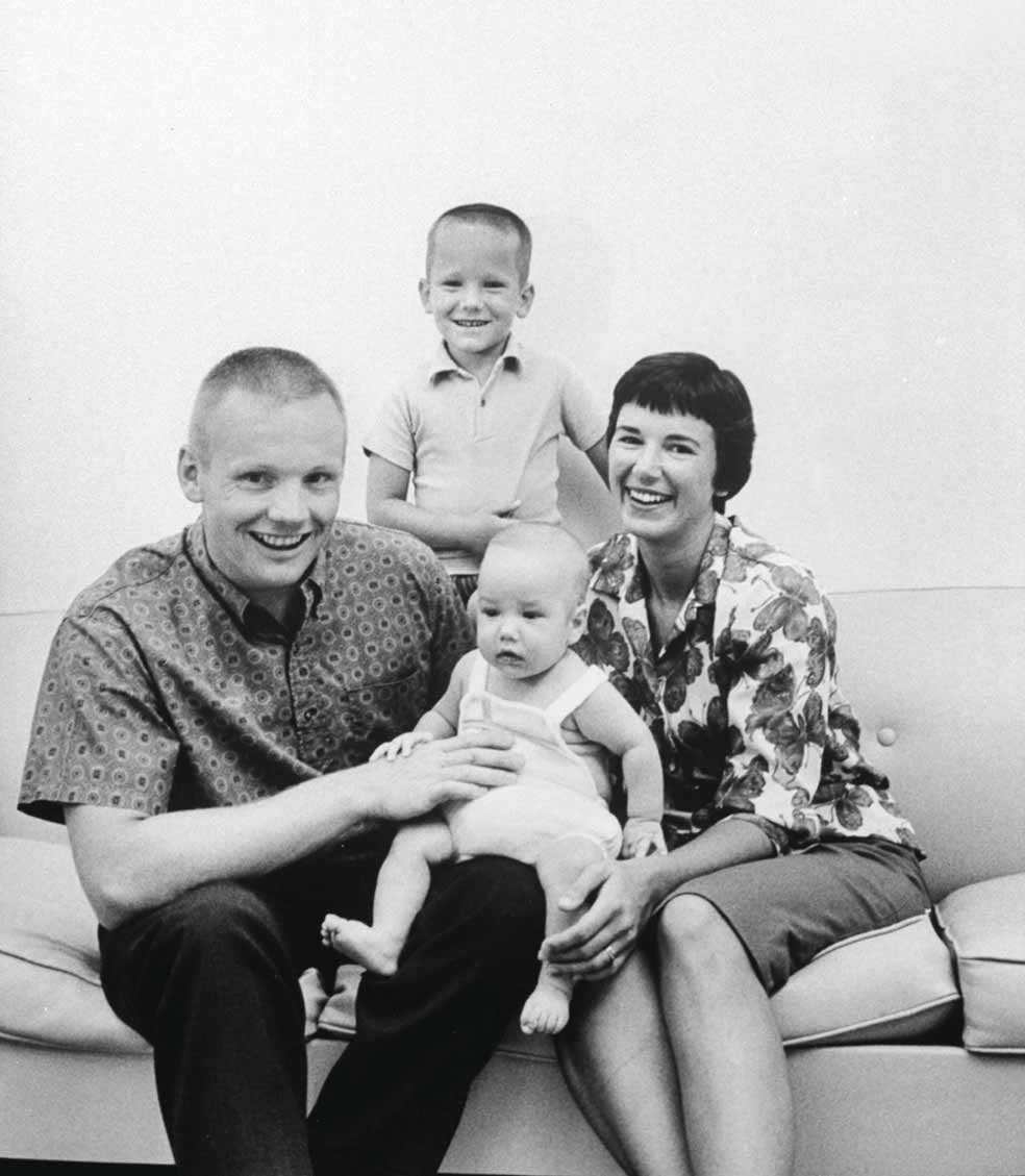 Armstrong con su mujer, Janet, y sus hijos Eric y Mark en 1963. Acababa de convertirse en el primer aviador civil que admitían en la NASA.