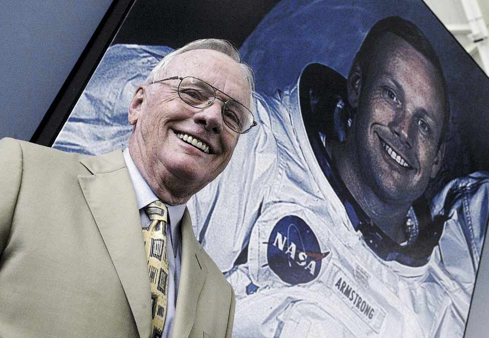 Al volver le confesó a su madre que el traje estaba sucísimo de polvo lunar y de los imprevistos en los catéteres por donde orinaban . «No te preocupes, tráemelo que te lo lavo», le respondió su madre.