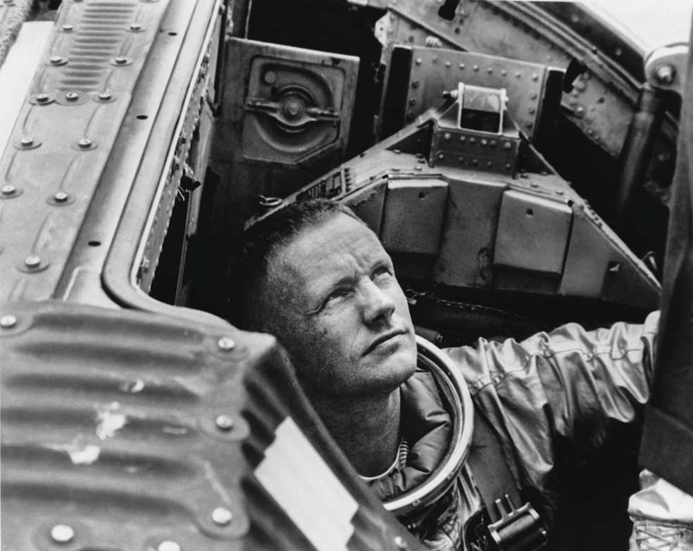 Armstrong era tan poco dado a hablar que el escritor Norman Mailer decía de él que «habla con tanta alegría como un perro cuando le arrancan la comida de entre los dientes».