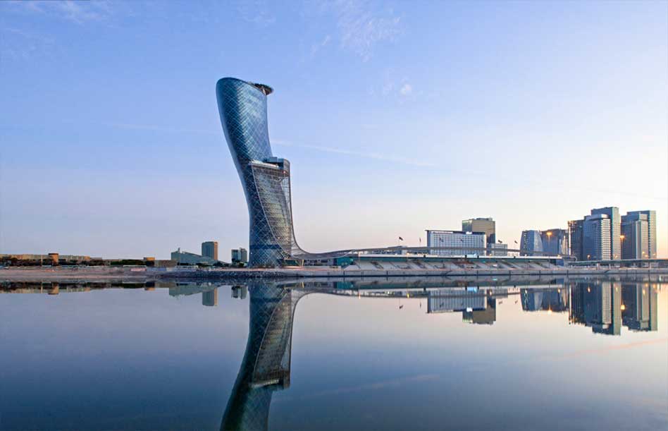 Con 160 metros de altura y 35 pisos de altura, el edificio capital Gate es el más inclinado del mundo: 18° hacia el oeste. La de Pisa apenas se inclina 4º y la de la iglesia alemana de Suurhusen 5,07º.